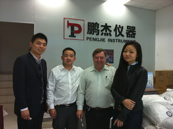 In 2013, ROSLER staff came to Shenzhen and Pengjie back.